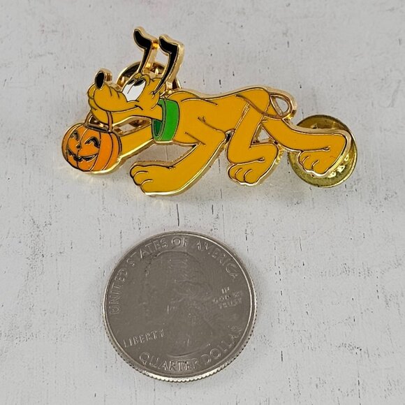 Disney Store Japan Pin Pluto Trick Or Treat Pumpkin 2003 - Picture 3 of 5